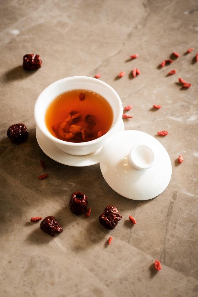 熱調酒「紅玉娘娘」將白蘭地與紅玉紅茶融合，再搭配桂圓紅棗的自然香甜。