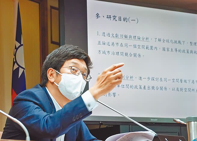 遭時代力量議員參選人爆料論文涉嫌抄襲的民進黨基隆市長參選人蔡適應，2日在立法院舉行記者會自清，並公布自己的博士論文「全球化與海港城市的空間層級治理－以基隆為例」，說明自己撰寫論文的研究動機、研究目的、研究設計、研究方法。（姚志平攝）