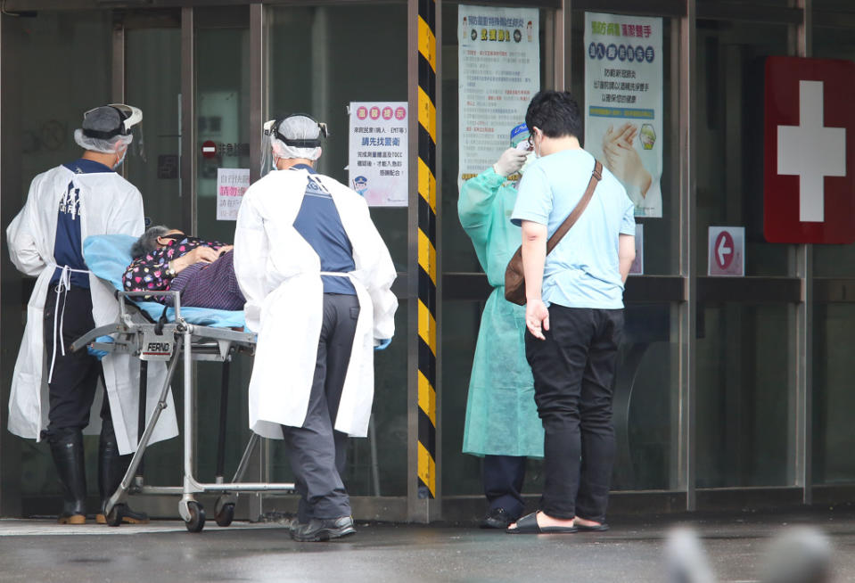 台灣單日新增始終在8萬左右徘迴，對此台大兒童醫院院長黃立民表示，民眾篩檢比例低，恐出現黑數現象，讓帳面上數字低於10萬。(圖／陳俊吉攝)