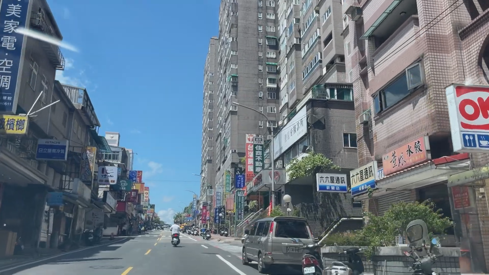 新豐街路窄車多，交通難解是市府的痛。(記者王慕慈攝)