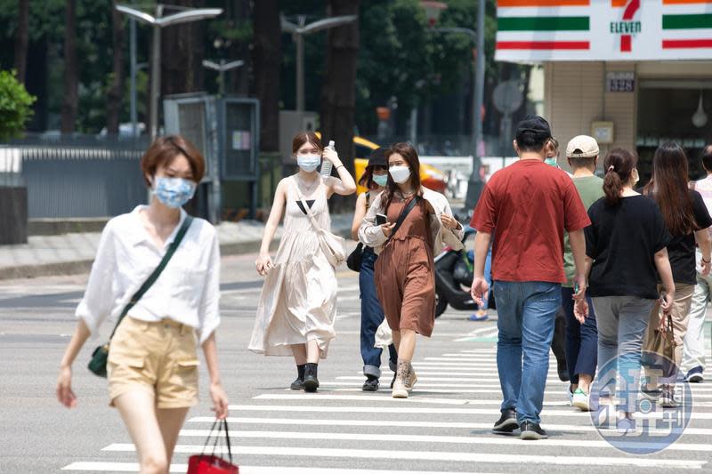 今（9日）天氣穩定，但有中層水氣從華南進來，水氣稍增加，僅東半部有零星降雨。