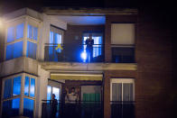 Vecinos de un bloque de Barcelona participan en el aplauso sanitario. (Foto: Adria Salido Zarco / NurPhoto / Getty Images).