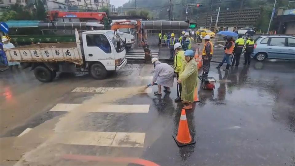 黃色泥水狂湧...水管爆裂路面隆起　基隆通勤族罵翻