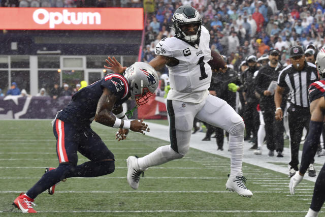 Hurts, Eagles try to stay on roll against struggling Bears