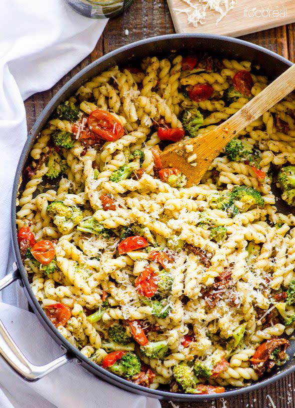 Healthy Pesto Tomato and Broccoli Pasta