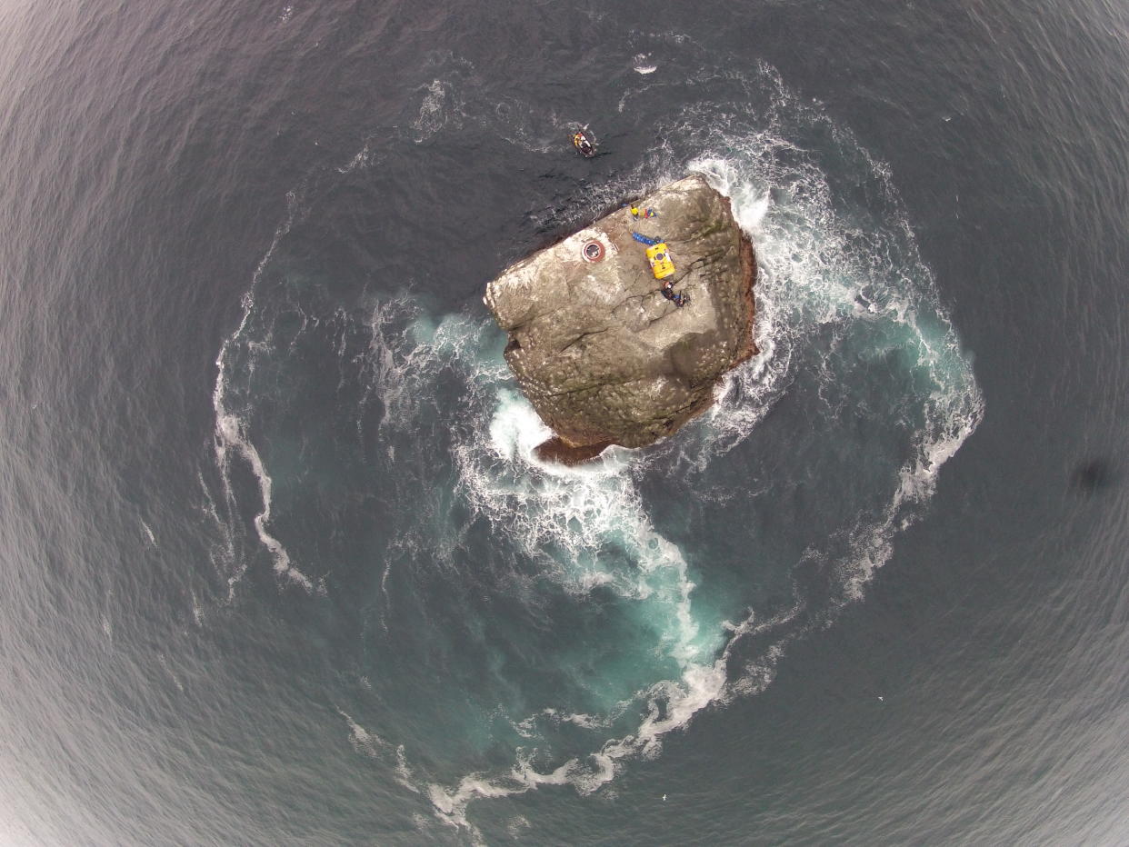 Die Insel "Rockall" liegt im Nordatlantik. Hier wurde sie während des Rekord-Versuchs von Nick Hancock im Jahr 2014 aus der Luft fotografiert. Viel gibt es auf der Insel nicht zu entdecken. Foto: gettyimages / Jeeves Torr