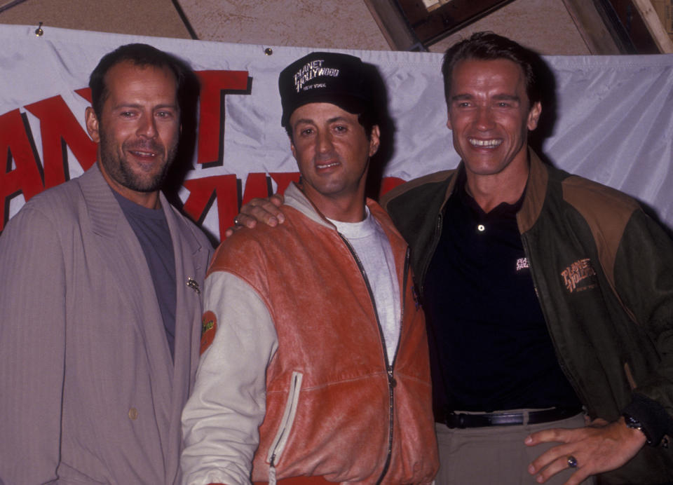 Bruce Willis, Sylvester Stallone y Arnold Scharzenegger fueron pioneros en instaurar restaurantes de famosos como una opción de entretenimiento. (Photo by Ron Galella, Ltd./Ron Galella Collection via Getty Images)