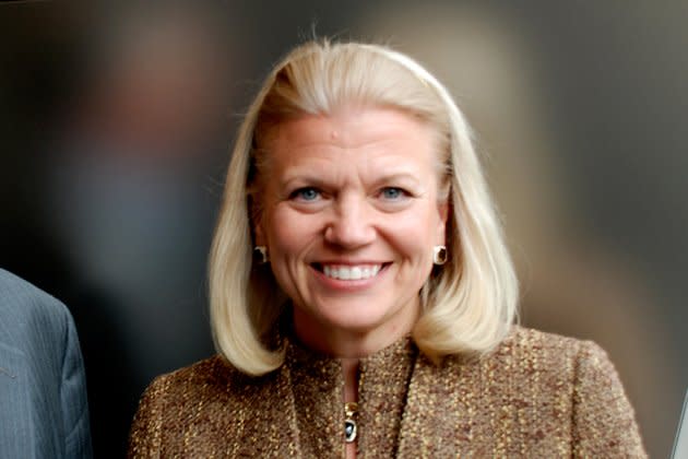 <b>Virginia Rometty</b><br><br>Vor 31 Jahren kam Virginia „Ginni“ Rometty zu IBM und arbeitete sich kontinuierlich die Karriereleiter nach oben. Heute steht sie an der Spitze des Technologie-Riesen – übrigens als allererste Frau seit der Gründung (1911) des IT-Konzerns. Als Präsidentin und CEO von IBM ist die US-amerikanische Wirtschaftsmanagerin für über 430.000 Mitarbeiter verantwortlich. (Bild: AFP)