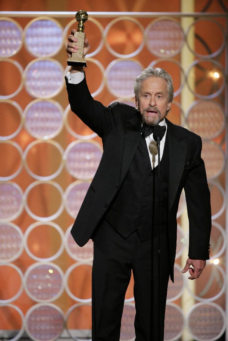 En esta imagen difundida por NBC, Michael Douglas acepta el Globo de Oro al mejor actor en una miniserie o cinta hecha para TV por su papel de Liberace en "Behind the Candelabra", el domiingo 12 de enero del 2014 en Beverly Hills, California. (AP Foto/NBC, Paul Drinkwater)