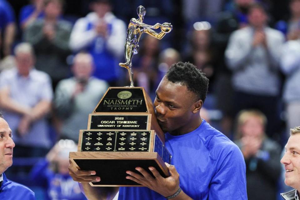 Kentucky star Oscar Tshiebwe was presented the 2021-22 Naismith Trophy for men’s college basketball player of the year before the team’s 2022-23 season opener against Howard.