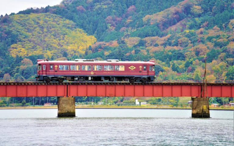 「丹後鐵道觀光列車一日遊」，搭乘丹後鐵道赤松號，還原電影神隱少女海上列車場景，並前往日本三景天橋立、元伊勢籠神社及智恩寺等周邊景點。（圖／業者提供）