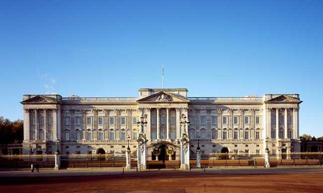queen-buckingham-palace