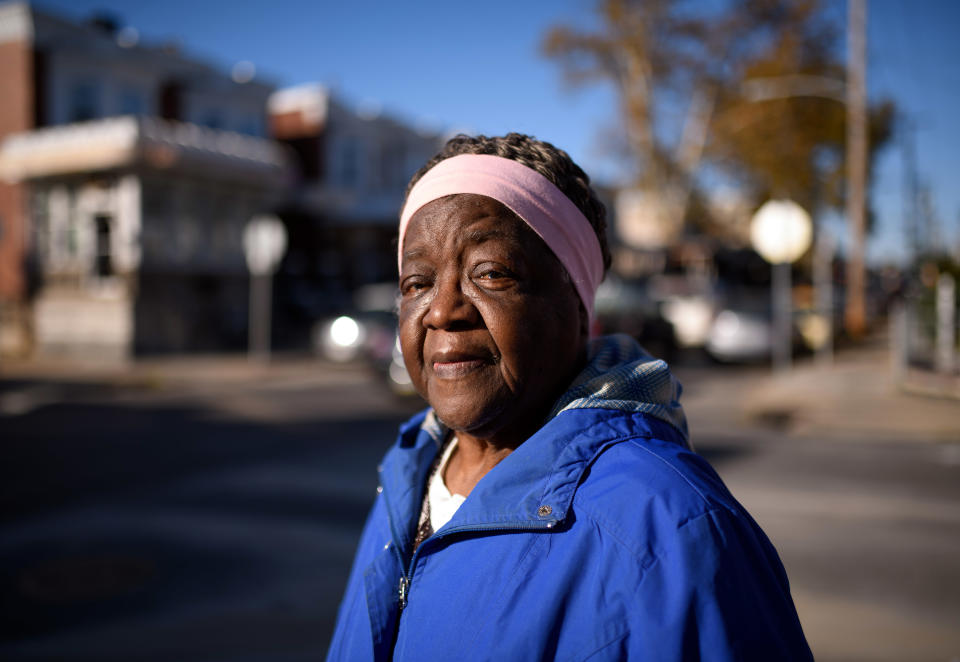 Barbara Mack, el 5 de noviembre de 2021, en la intersección de Filadelfia donde fue asesinado su hermano, Edward White. (Kriston Jae Bethel / The New York Times).