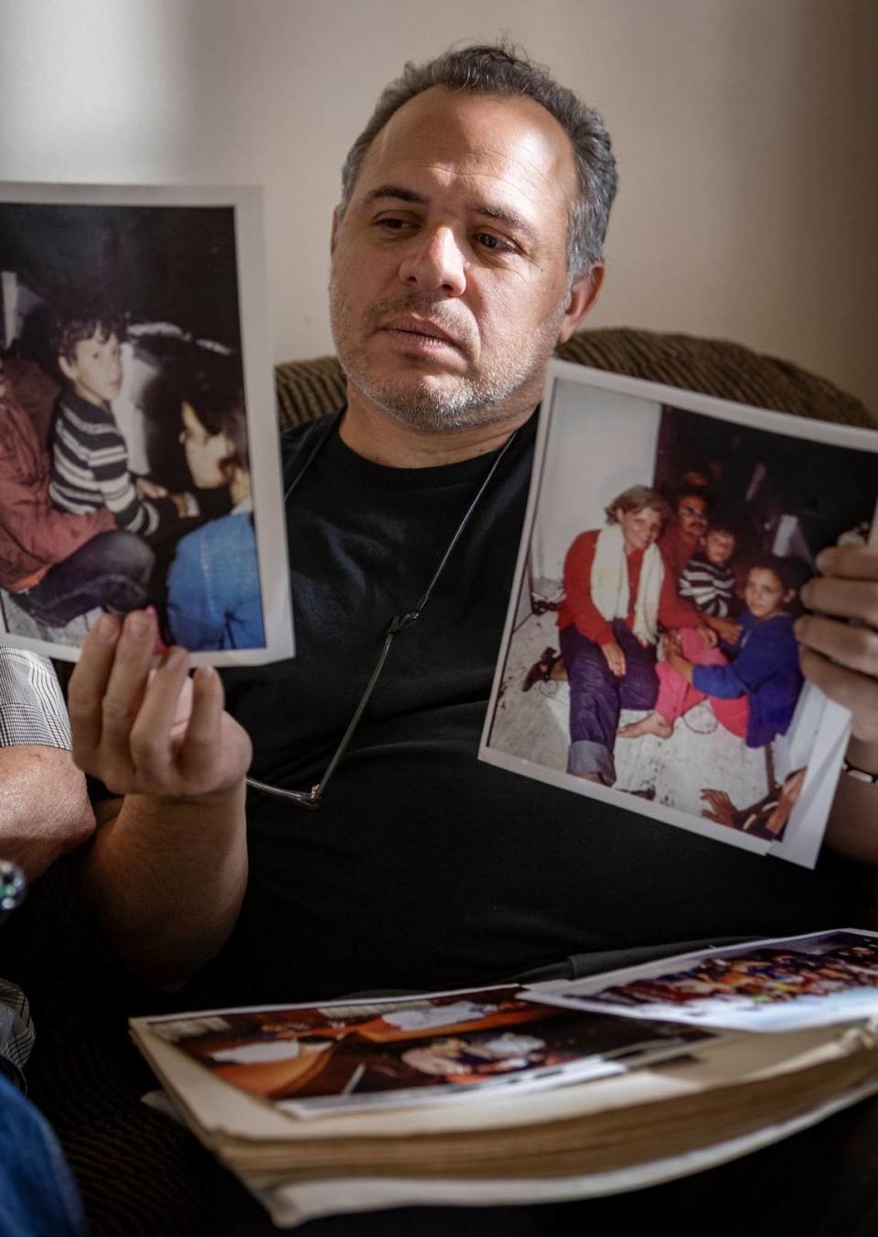 El diseñador cubanoamericano Edel Rodríguez muestra fotos de su viaje durante el éxodo del Mariel, en 1980. El niño en la foto de la izquierda es Edel, en una fotografía de la revista Time, tomada por un fotógrafo que fue expulsado de Cuba en el mismo barco que vino Rodríguez con su familia. Jose A. Iglesias/jiglesias@elnuevoherald.com