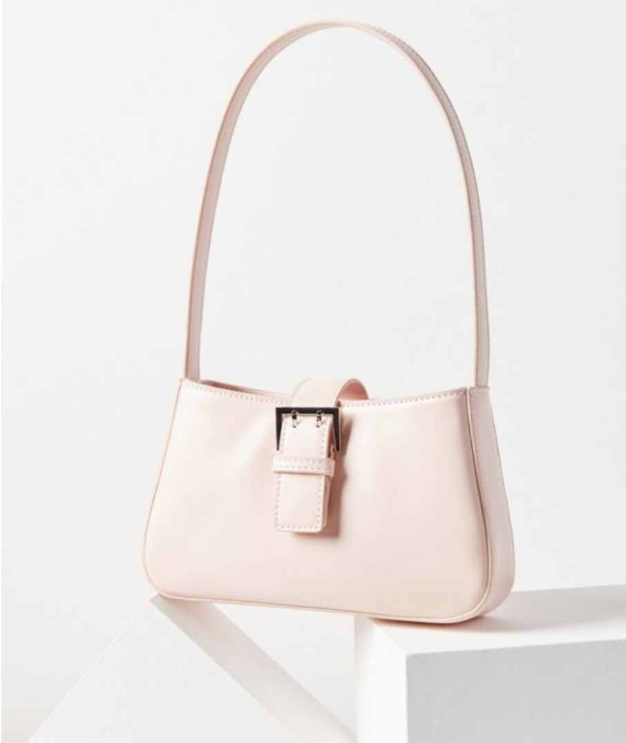 Foto: <a href="https://www.urbanoutfitters.com/shop/top-stitch-baguette-bag?category=bags-wallets-for-women&cm_mmc=rakuten-_-affiliates-_-Skimlinks.com-_-1&color=066&ranEAID=TnL5HPStwNw&ranMID=43176&ranSiteID=TnL5HPStwNw-ry1lzCIW.YmWj2tmt4ROqA&type=REGULAR&utm_campaign=Skimlinks.com&utm_content=1&utm_medium=affiliates&utm_source=LS&utm_term=571248" rel="nofollow noopener" target="_blank" data-ylk="slk:urbanoutfitters.com;elm:context_link;itc:0;sec:content-canvas" class="link ">urbanoutfitters.com</a>