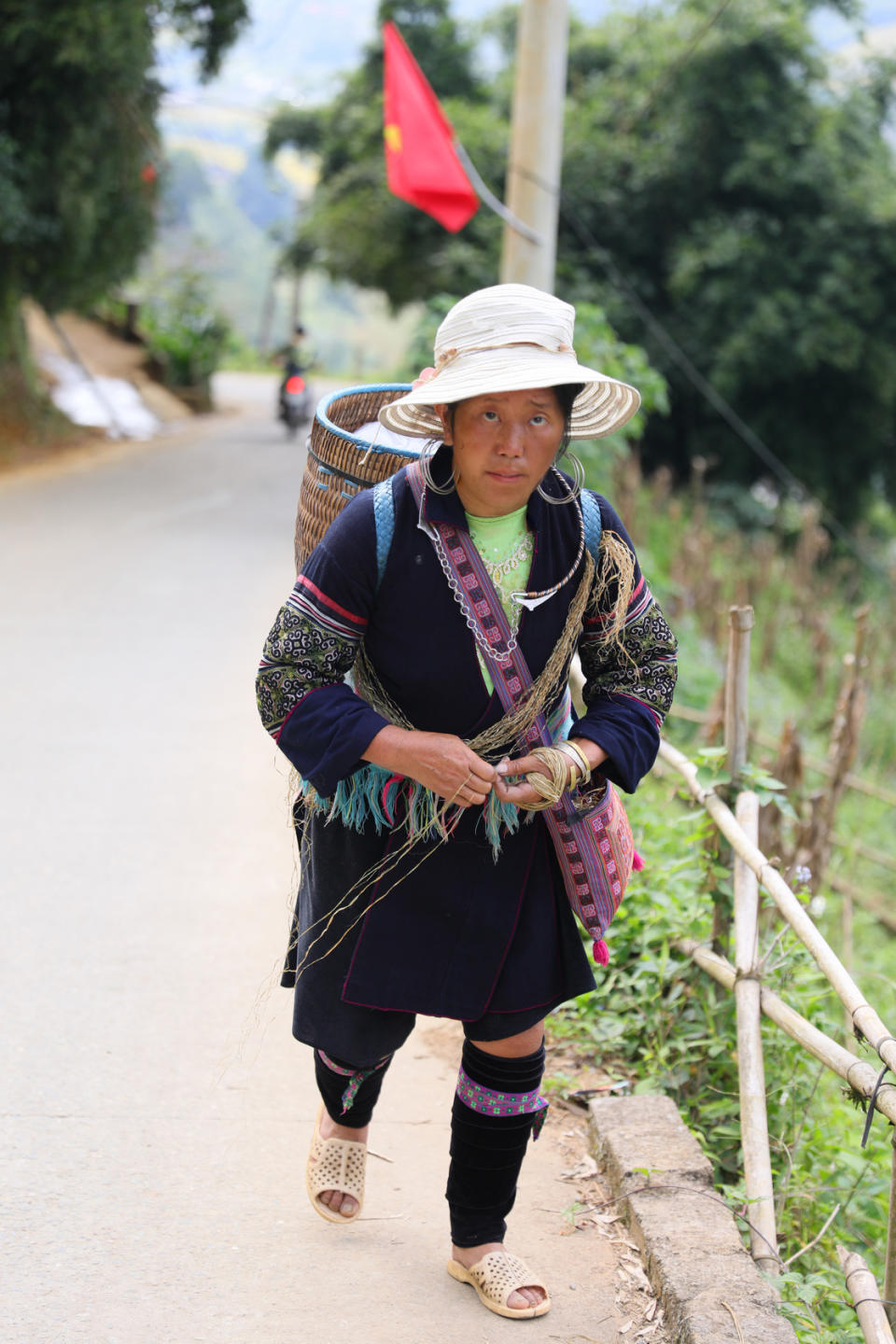 族裡的婦人，牙牙學語時就已經跟在媽媽身旁學編織。