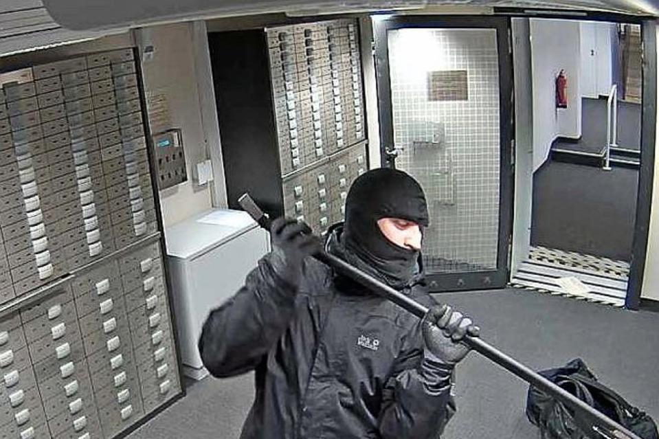 In die Sparkasse in Frohnau wurde eingebrochen. Fotos zeigen die Täter.<span class="copyright">Polizei Berlin</span>