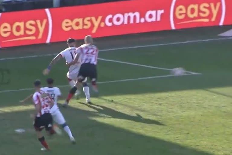 El agarrón de Nicolás Ferreyra a Adam Bareiro dentro del área, no sancionado por el árbitro, durante el partido que disputaron Barracas Central y San Lorenzo.