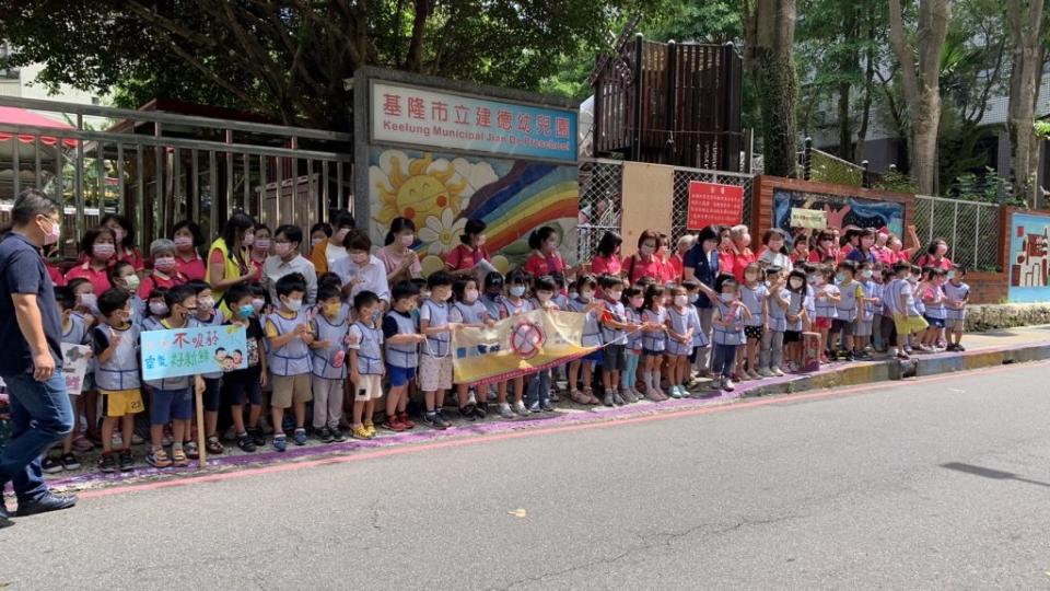 建德幼兒園校園外人行道紫色禁菸線範圍，自九月十五日起為全面禁菸的場所，二十三日舉行啟用儀式，提醒民眾遵守禁菸規定不要以身試法。（記者鄭鈞云翻攝）