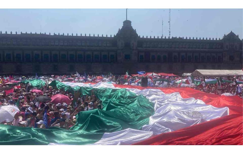 Bandera en la plancha del Zócalo durante Marea Rosa