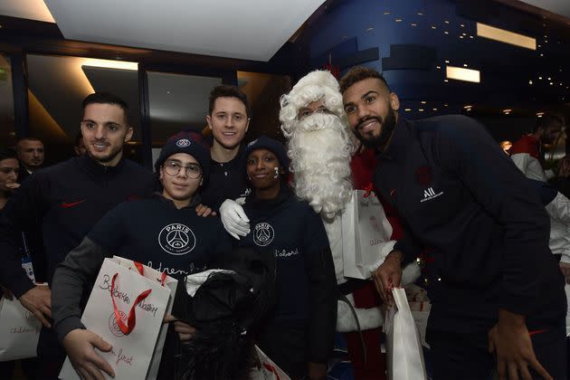 <p>Les joueurs du PSG célèbrent Noël avec les enfants de la Fondation PSG.</p>