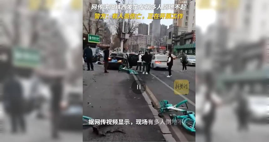 遼寧省瀋陽市一輛小轎車衝上對向人行道，撞飛整排路人，造成3死2傷。（圖／翻攝微博）