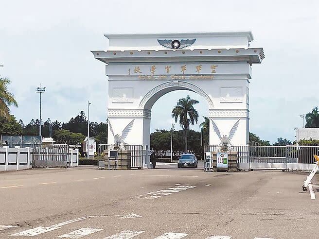 高雄岡山空軍官校13日證實，有24名學生日前因為支援陸軍官校校慶活動而染上A型流感，校方已經請他們暫時回家休養。（本報資料照片）