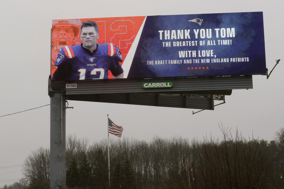 Un cartel muestra un mensaje de agradecimiento para el ex quarterback de los Patriots de Nueva Inglaterra, Tom Brady, el jueves 19 de marzo de 2020, a un lado de una autopista en Walpole, Massachusetts (AP Foto/Steven Senne)