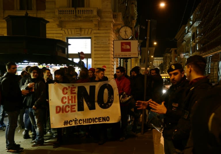 Supporters of the "NO" for the Constitutional referendum demonstrate near the Italian Chamber of Deputies, on December 5, 2016 in Rome