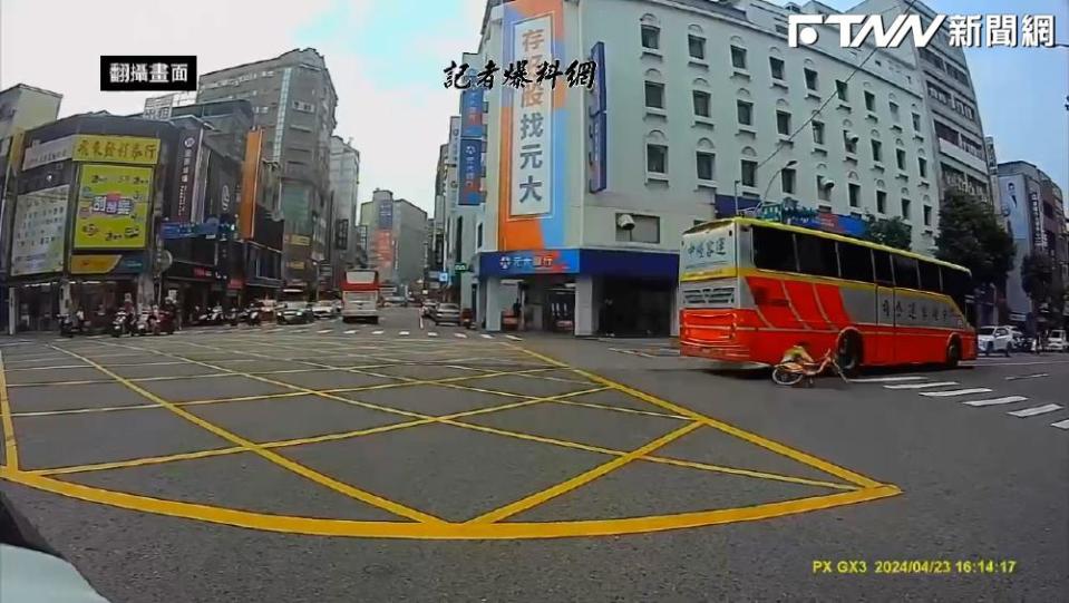 中壢客運搶黃燈差點出嚴重車禍。（圖／記者爆料網）