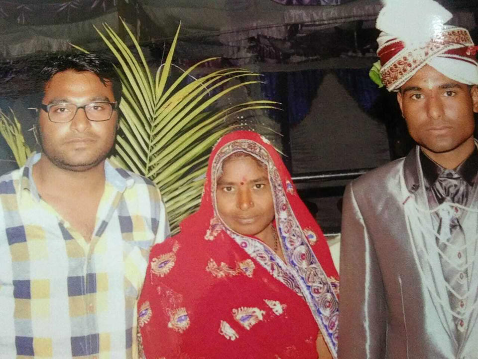 Joginder Chaudhary (izq) fotografiado junto a su madre Premlata y a su hermano Kapil en la boda de este último el 3 de febrero del 2014 en Jhantala, India. (Courtesía de Kapil Chaudhary vía AP)