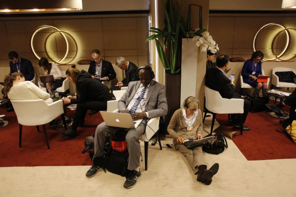 Los participantes usan sus smartphones y laptops en los descansos entre las sesiones durante la reunión anual del Foro Económico Mundial (WEF) en Davos, Suiza, el 22 de enero de 2016. (REUTERS/Ruben Sprich)