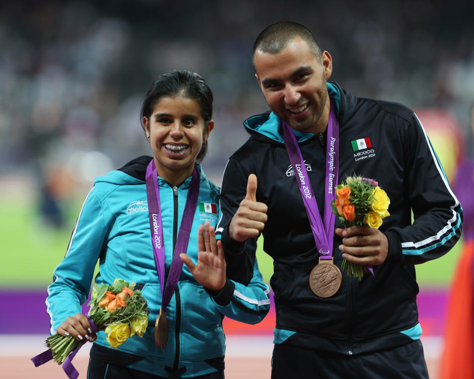 Daniela Eugenia Velasco Maldonado de México y su guía José Guadalupe Fuentes Ortiz posan en el podio durante la ceremonia de entrega de medallas para el 400m femenino. Juegos Paralímpicos de Londres 2012 (Foto de Julian Finney / Getty Images)