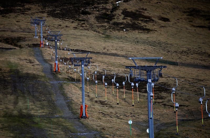 Los centros turísticos intentan hacer frente a la falta de nieve en invierno en los Pirineos