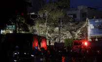 <p>Ambulancias y rescatistas trabajan de noche junto a un edificio colapsado en la colonia Del Valle en Ciudad de México el martes 19 de septiembre de 2017. (AP Foto/Miguel Tovar) </p>