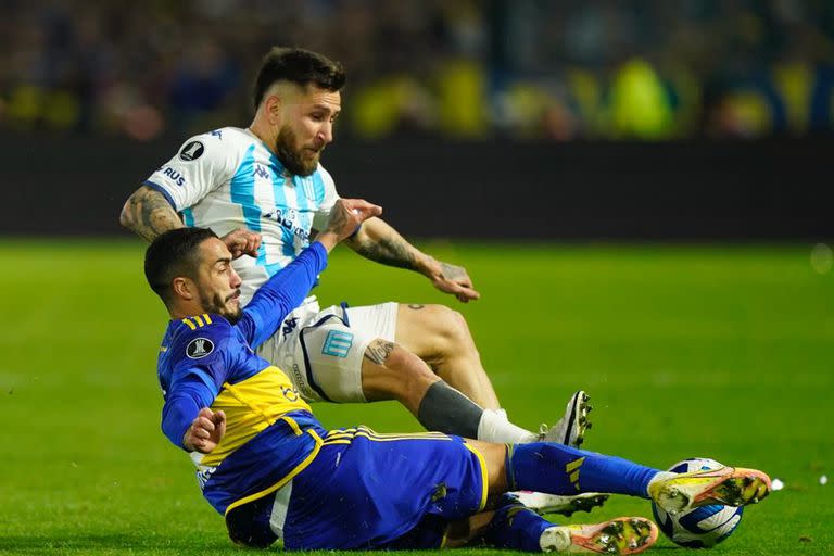 Nicolás Figal barre ante la llegada de Jonathan Gómez; la serie entre Boca y Racing empezó tan tensa como se esperaba.