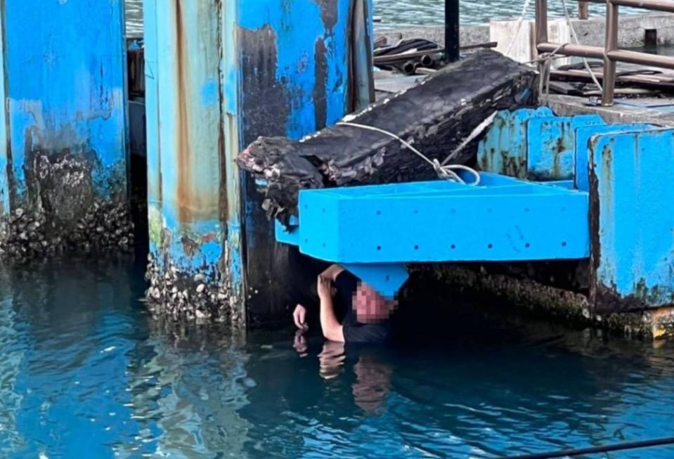 許男在犯案後畏罪跳海，並整夜藏身於浮動碼頭下方海水中。（圖／民眾提供）