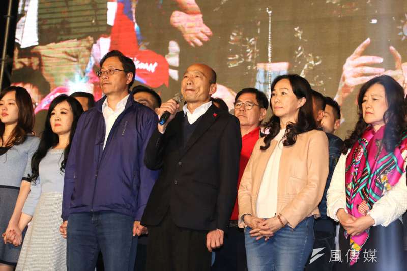韓國瑜（右三）的支持群眾，始終無法從韓粉和深藍圈子擴散出去。（柯承惠攝）