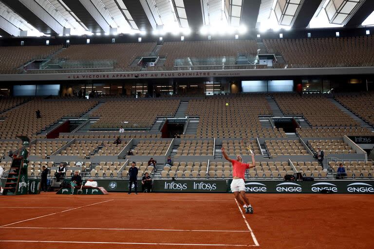 Rafael Nadal entrenándose en el Philippe Chatrier 