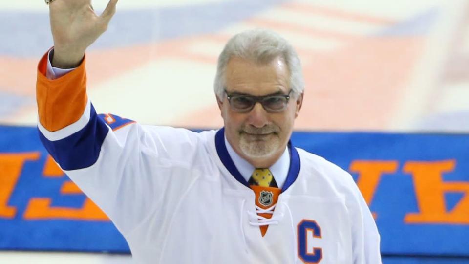 Clark Gillies waving in Islanders jersey