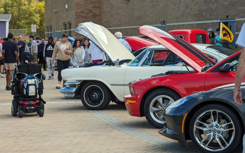 Hundreds of Liberty High students took a short break from classes on a beautiful fall day last week to examine 25 classic cars, courtesy of the area’s Classy Chassy Cruisers auto club.