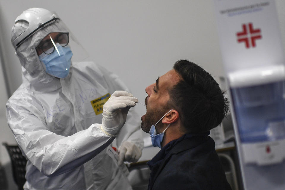 NAPLES, CAMPANIA, ITALY - 2020/09/28: Health worker collect swabs and conduct tests on passengers for coronavirus COVID-19 at the Capodichino airport in Naples. (Photo by Salvatore Laporta/KONTROLAB/LightRocket via Getty Images)