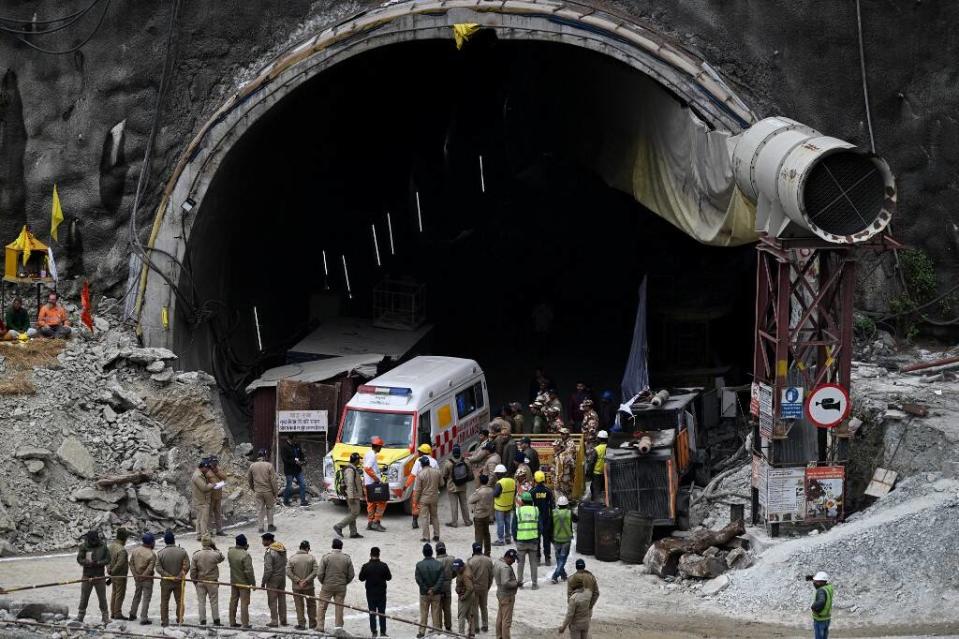 Des secouristes rassemblés près de l’entrée du tunnel Silkyara dans le district d’Uttarkashi, en Inde, le 28 novembre 2023.