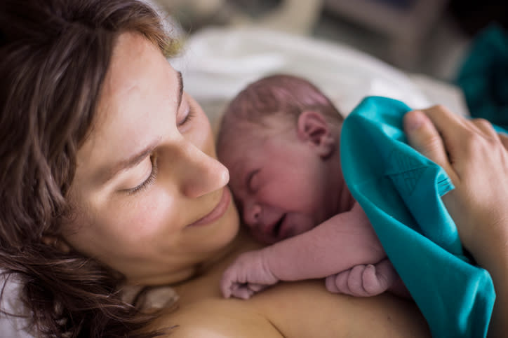 El pinzamiento retrasado del cordón umbilical beneficiaría a los recién nacidos. - Foto: Mayte Torres/Getty Images