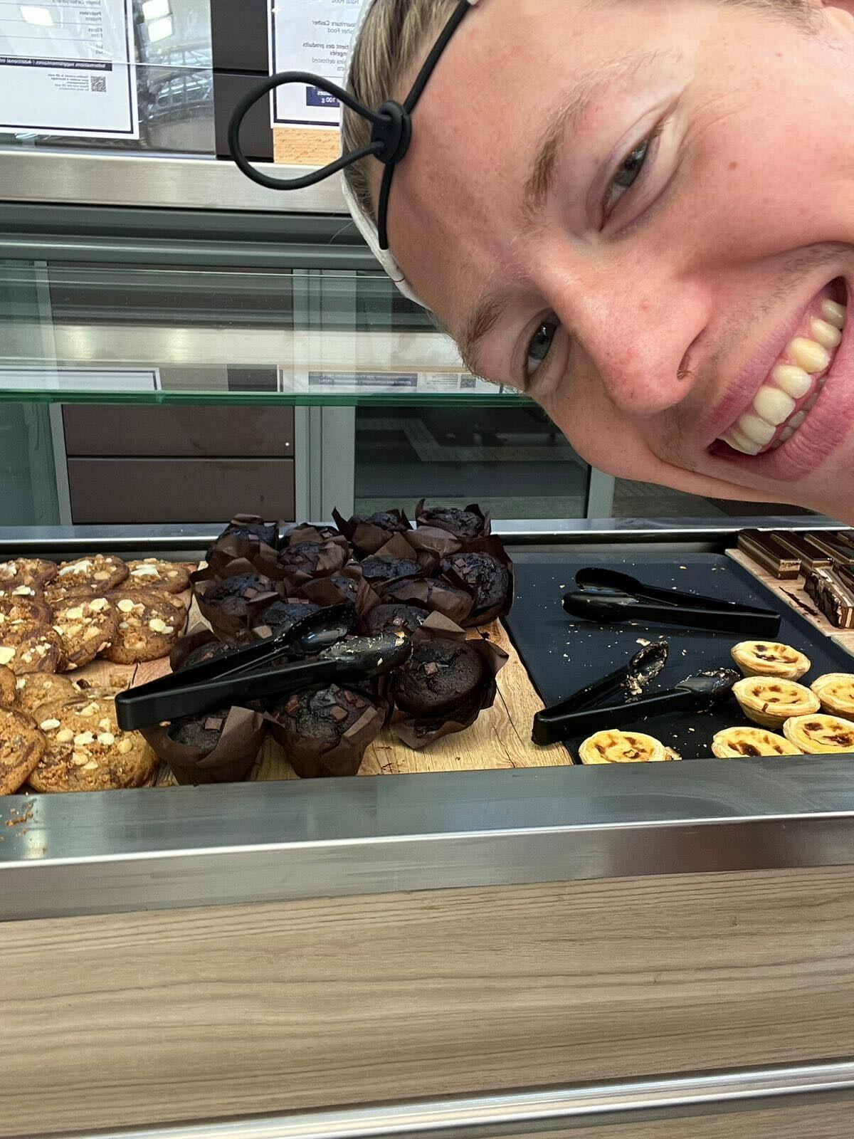 En una foto sin fecha, el nadador noruego Henrik Christiansen se toma una selfi con las mantecadas de chocolate en el comedor de la Villa Olímpica, en París. (Henrik Christiansen vía The New York Times).