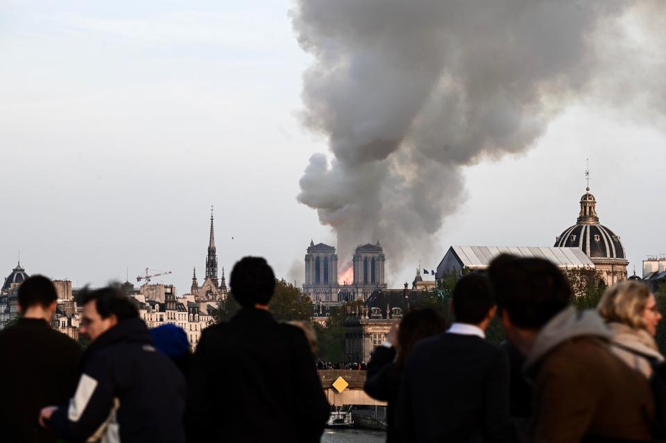 El fuego devora la catedral de Notre Dame de París