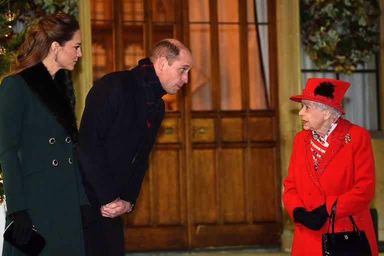 La reina Isabel II de Gran Bretaña conversa con el príncipe Guillermo y la duquesa de Cambridge, Catherine, mientras esperan para agradecer a los trabajadores y voluntarios por el trabajo que están realizando durante la pandemia del coronavirus, el 8 de diciembre de 2020