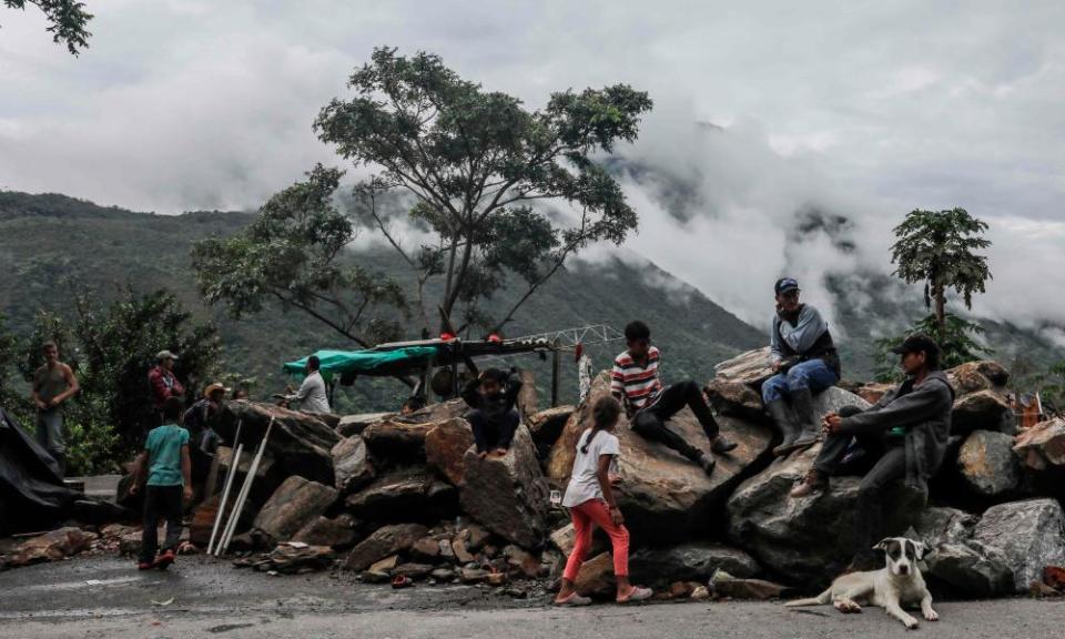 Displaced families from the banks of the Cauca river camp on a road near Ituango, Antioquia, Colombia on 13 May 13.