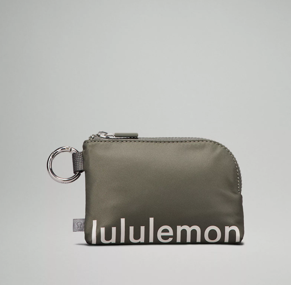 Busta per carte con clip (Immagine via Lululemon)