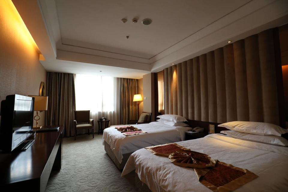 若要在康定留宿，位於新城區「康巴大酒店」是當地最好的飯店。